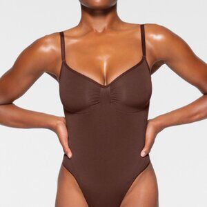 SKIMS Seamless Sculpt THONG BODYSUIT in Cocoa Size M